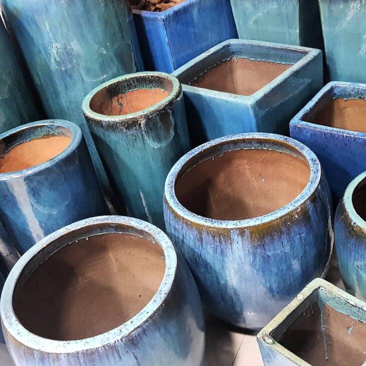 Vietnamese Pots: Inspirations, Where to Buy, and Tutorials to Make Your Own 9 Feito de argila ou cimento, este vaso é inspirado na cultura do Vietnã.