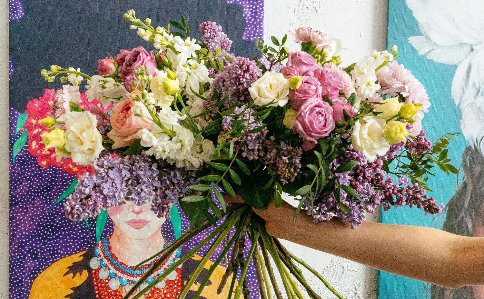 Flores trazem cor e vida aos ambientes, com opções como orquídeas, lírios e rosas duradouras.