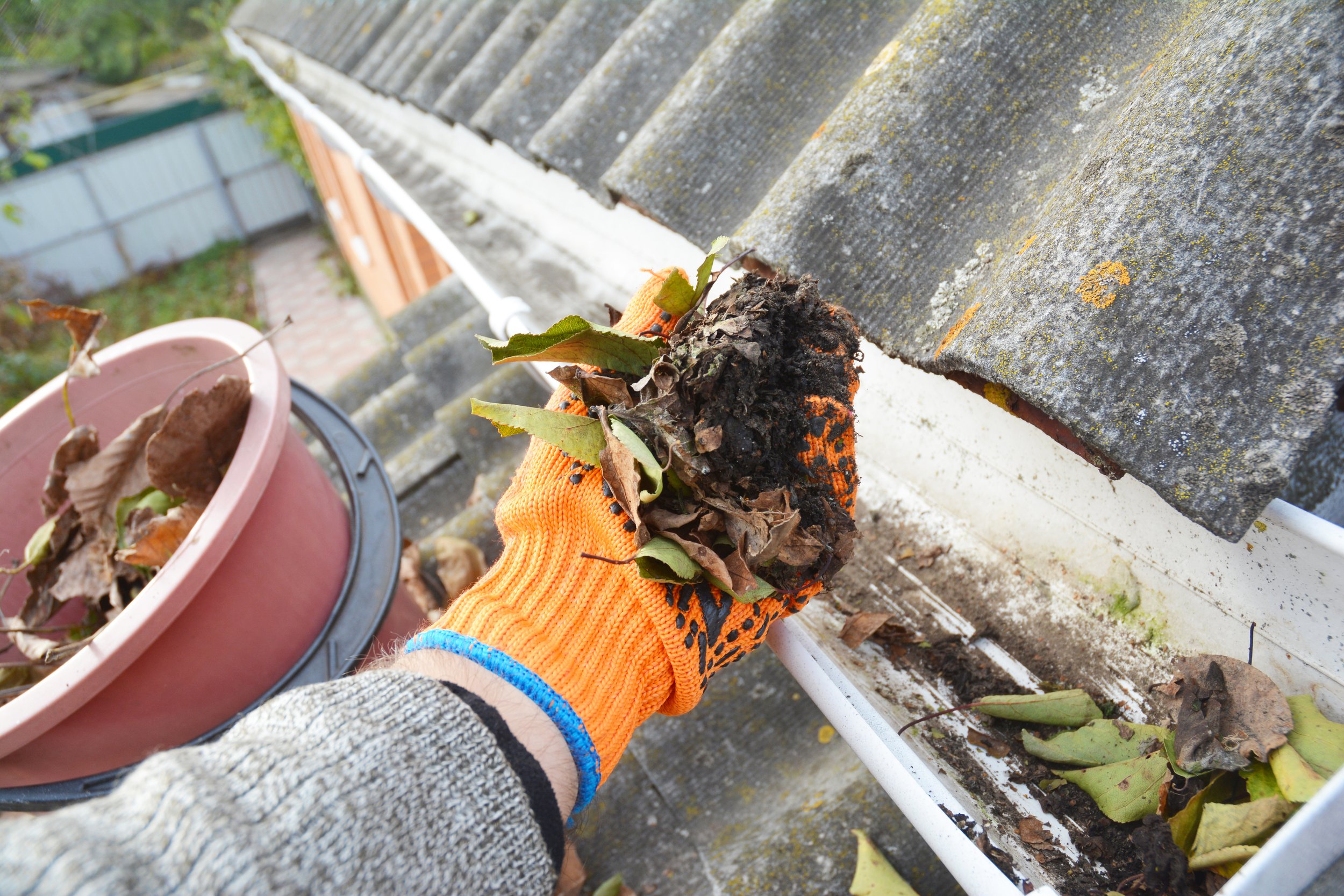 How to Repair a Sagging Gutter: Expert Tips for Lasting Results 3 Uma imagem de um gotejamento de água por meio de um calha, mostrando a importância das calhas que funcionam corretamente.