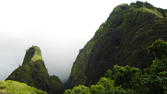 Uma imagem de Iao Valley, no Havai, mostrando sua vegetação exuberante.