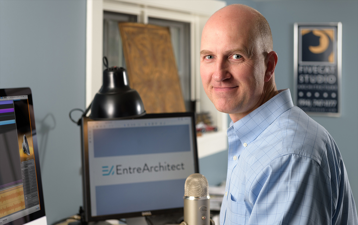 Retrato de Mark R. LePage, um arquiteto e fundador da EntreArchitect.