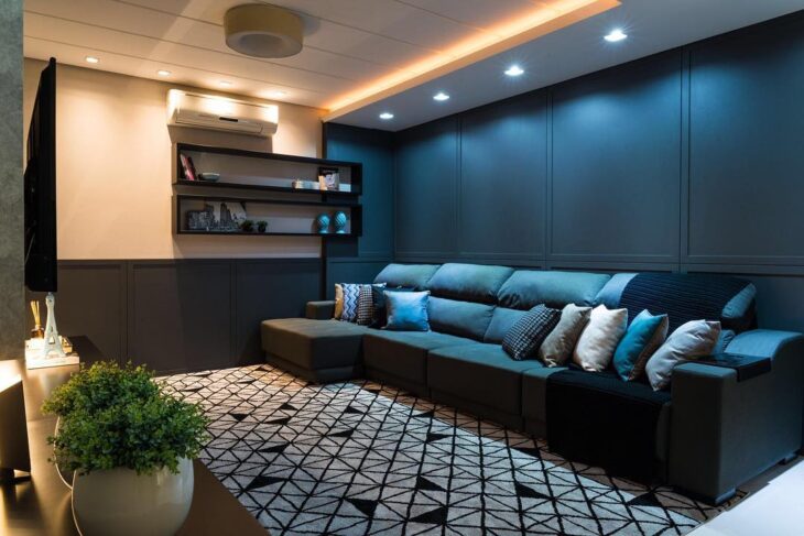 PARA A SALA, UM ACONCHEGANTE SOFÁ AZUL PETRÓLEO