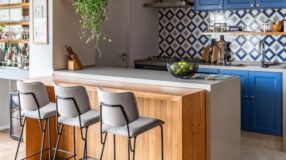 25 FARM SINK MODELS TO HAVE A CHARMING KITCHEN 7 Bancada de madeira na cozinha com farm sink.
