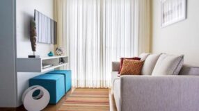 A integração de nichos em uma estante proporciona um visual clean e organizado.