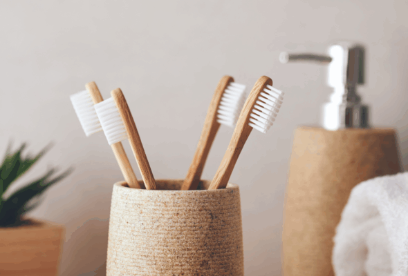 Identifying Hidden Risks in the Kitchen and Strategies for Decorating Small Spaces 2 Imagem mostrando como guardar escovas de dentes de forma correta.