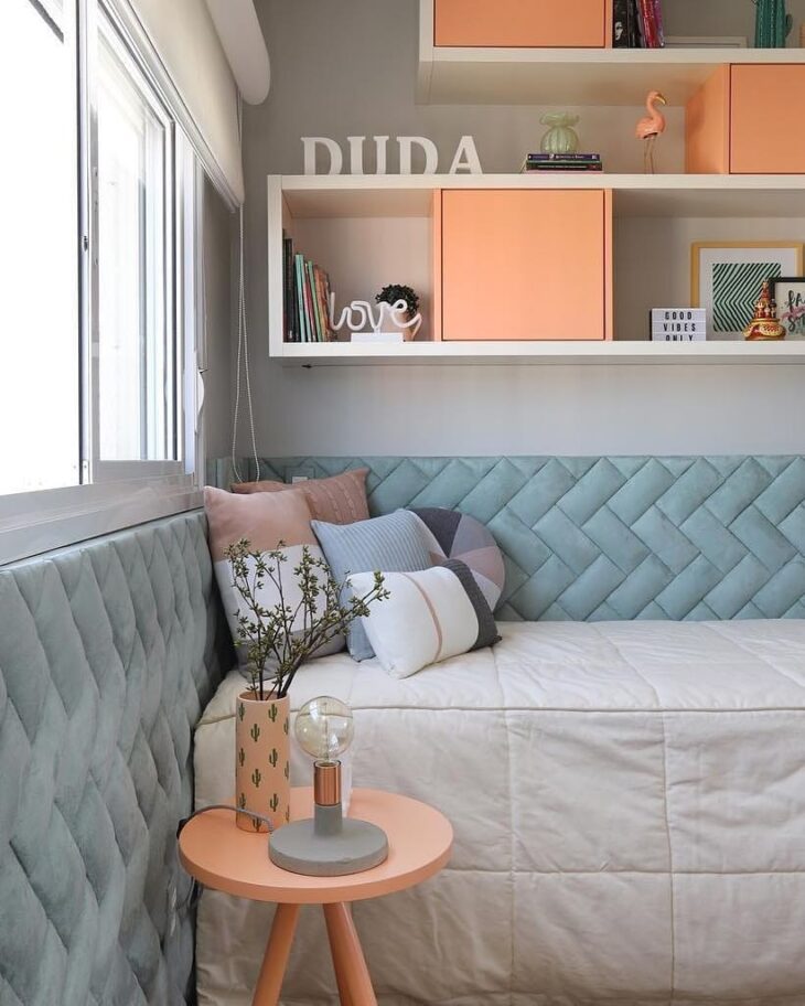 COLOR SALMON: 40 WAYS TO USE THIS LIGHT AND SOPHISTICATED SHADE 2 Ambiente com a cor salmão em destaque.