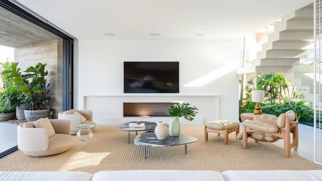 Sala minimalista decorada com tons neutros.