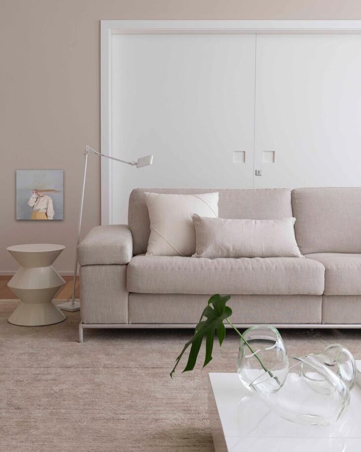 Decoração aconchegante com ênfase em tons neutros.