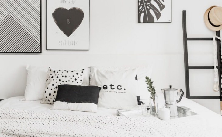 Imagem que mostra elementos de decoração em preto e branco.