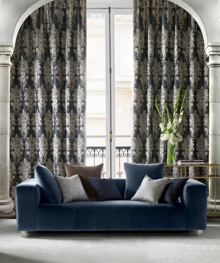 BLACK CURTAIN: 35 DECORATIONS FOR A LUXURIOUS AND UNIQUE SPACE 7 Imagem de cortina preta juntamente com lustres candelabros.