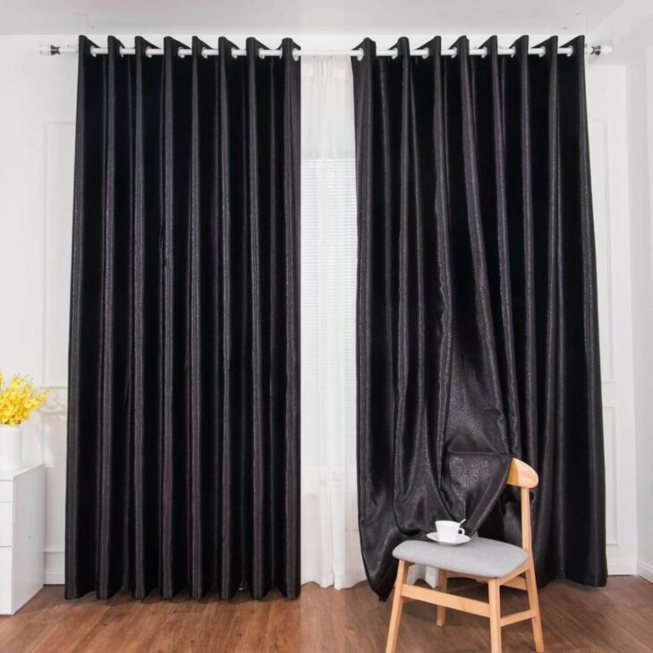 BLACK CURTAIN: 35 DECORATIONS FOR A LUXURIOUS AND UNIQUE SPACE 10 Imagem de cortina preta que harmoniza com tecido claro, garantindo entrada de luz.