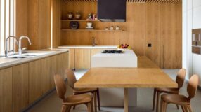 25 FARM SINK MODELS TO HAVE A CHARMING KITCHEN 9 Cozinha de madeira com farm sink.