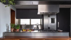 25 FARM SINK MODELS TO HAVE A CHARMING KITCHEN 10 Cozinha em tons pretos e cinzas com farm sink.