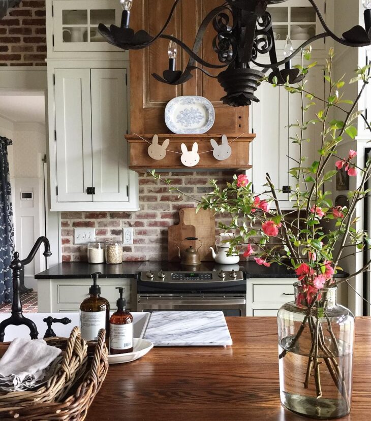 Imagem que mostra detalhes retrô de uma cozinha provençal com um estilo único.