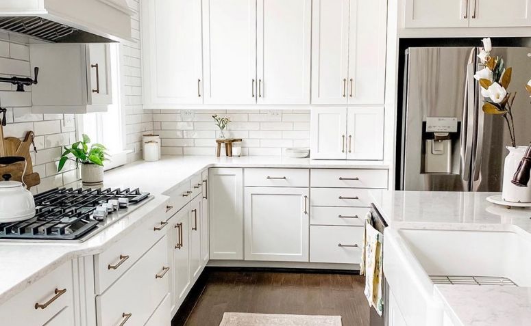 Imagem de uma cozinha provençal com decoração charmosa e madeiras em seu design.