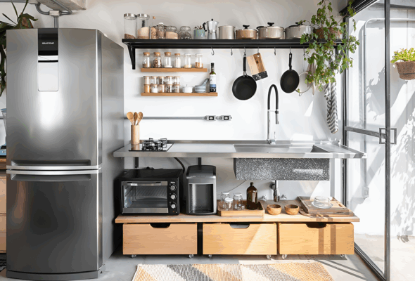 Identifying Hidden Risks in the Kitchen and Strategies for Decorating Small Spaces 7 Imagem de uma cozinha sem armários, apresentando soluções criativas.