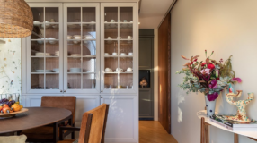 WALL WINE CELLAR: DISCOVER 30 CREATIVE WAYS TO DECORATE YOUR HOME 9 Cristaleira que exibe louças com elegância.