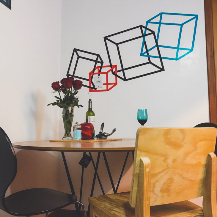 DECORATING WITH ELECTRICAL TAPE: 90 INSPIRATIONS TO DO NOW! 44 Feito especialmente para encantar os pequenos