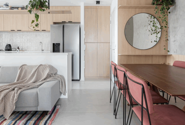 Identifying Hidden Risks in the Kitchen and Strategies for Decorating Small Spaces 5 Imagem de um apartamento pequeno com dicas para aparentar mais espaço.