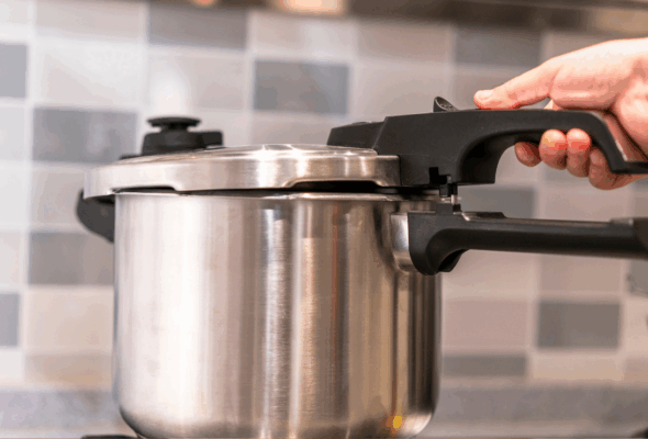 Identifying Hidden Risks in the Kitchen and Strategies for Decorating Small Spaces 9 Imagem que alerta sobre erros comuns ao usar panela de pressão.