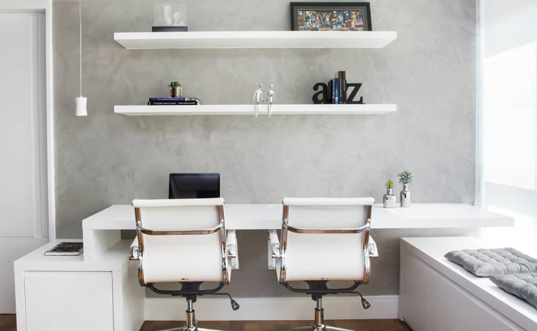 Um escritório pequeno é o projeto certo para quem precisa garantir um espaço prático em um ambiente limitado. Seja para um home office ou escritório comercial, a ideia é criar soluções otimizadas e garantir que tudo esteja ali na mão. Confira os projetos a seguir para você se inspirar!