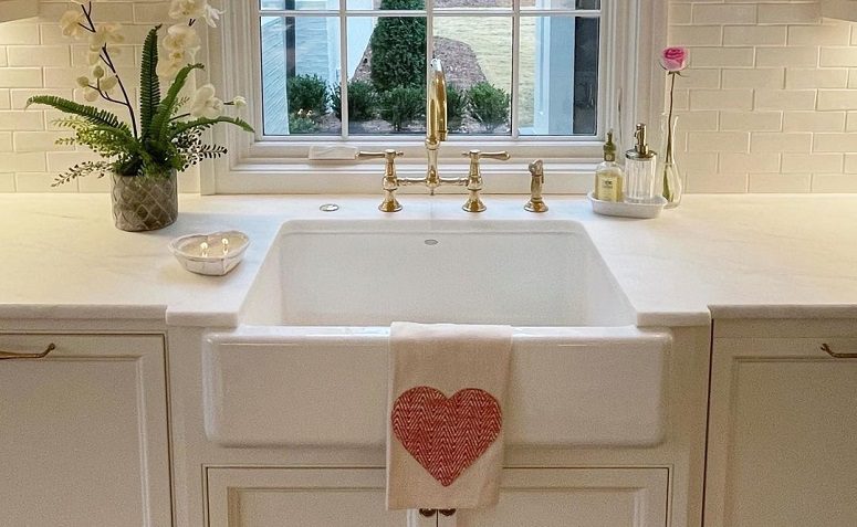 25 FARM SINK MODELS TO HAVE A CHARMING KITCHEN 3 Imagem de uma farm sink na cozinha.