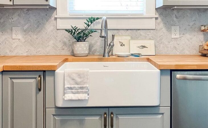 25 FARM SINK MODELS TO HAVE A CHARMING KITCHEN 5 Foto de uma farm sink com acabamento rústico.