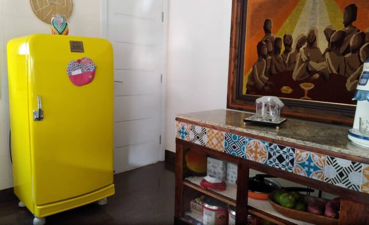 RETRO FRIDGE: 20 WONDERFUL IDEAS AND MODELS TO PURCHASE 2 Contrastar a cor com o mobiliário.