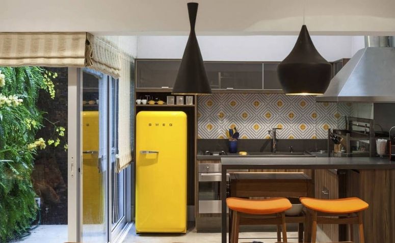 RETRO FRIDGE: 20 WONDERFUL IDEAS AND MODELS TO PURCHASE 3 A geladeira retrô vermelha é um clássico.