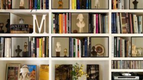 BLACK WALL: 60 IDEAS TO LOSE THE FEAR OF BEING BOLD 5 Foto de livros na decoração destacada.