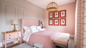 MODERN CHANDELIERS: 70 INSPIRATIONS TO INCLUDE IN YOUR DESIGN PROJECT 5 Foto de lustre para quarto simples e elegante.