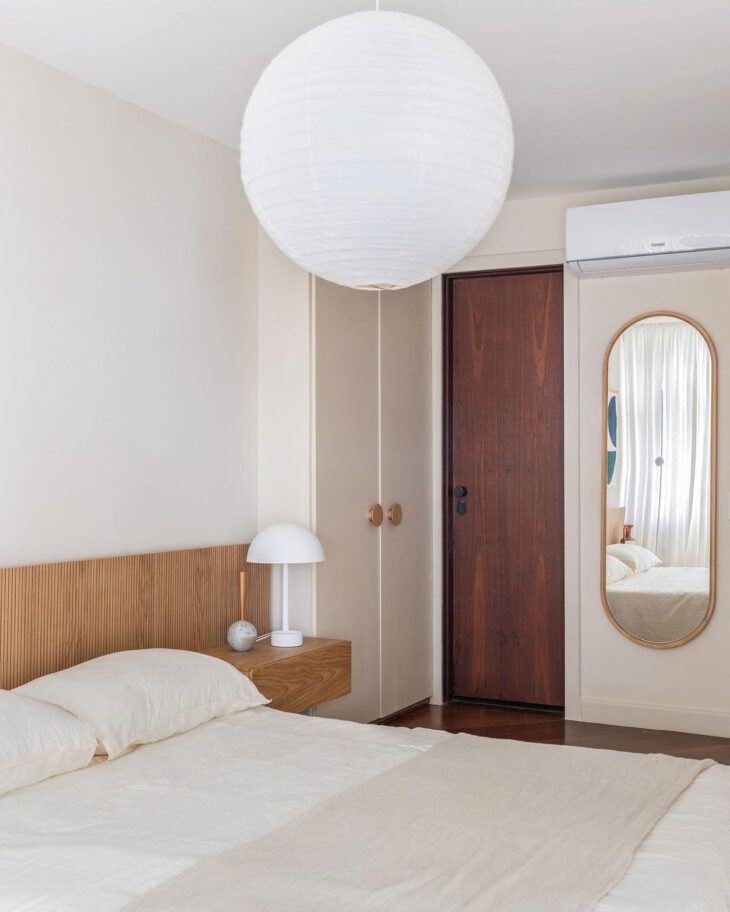 70 Luster Options for Couples' Bedrooms for All Styles 2 O globo artesanal dá um toque oriental à decoração