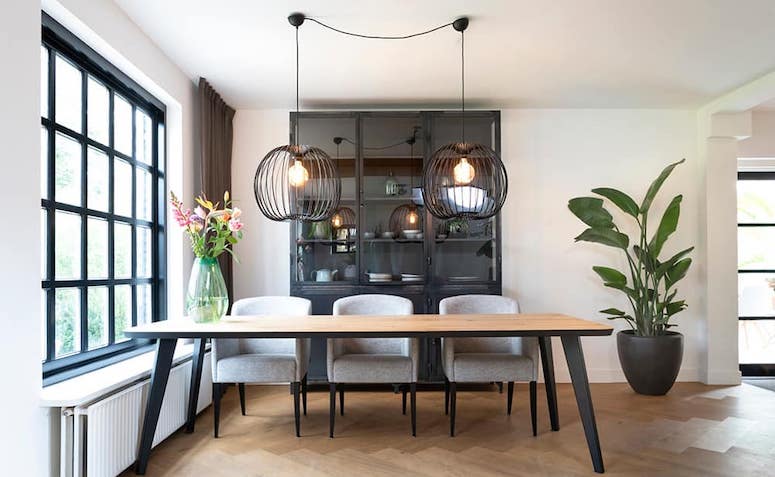 MODERN CHANDELIERS: 70 INSPIRATIONS TO INCLUDE IN YOUR DESIGN PROJECT 3 Imagem de lustre modernos com diferentes designs.