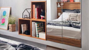 Esse espaço usa nichos para manter a decoração prática e elegante.