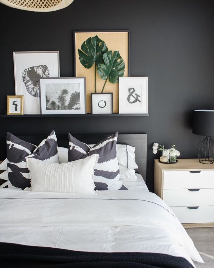 BLACK WALL: 60 IDEAS TO LOSE THE FEAR OF BEING BOLD 10 Uma parede preta bem iluminada que destaca a decoração.