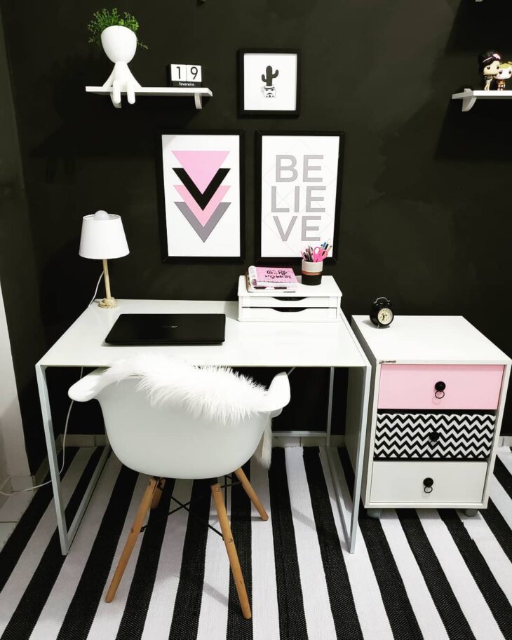 BLACK WALL: 60 IDEAS TO LOSE THE FEAR OF BEING BOLD 2 Uma combinação de preto, branco e rosa em um ambiente decorado.