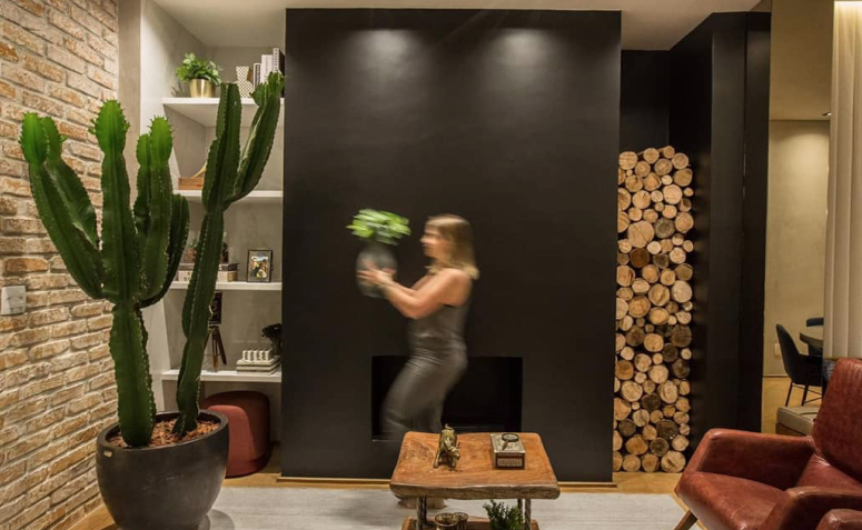 BLACK WALL: 60 IDEAS TO LOSE THE FEAR OF BEING BOLD 3 Uma imagem de parede preta com uma decoração aconchegante.