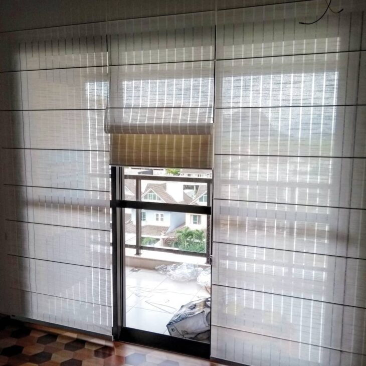 Persiana feita em fibra natural, promovendo um estilo rústico.