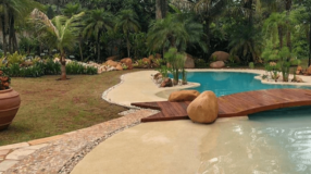 Foto de uma piscina de areia que mostra como pode ser integrada na paisagem.