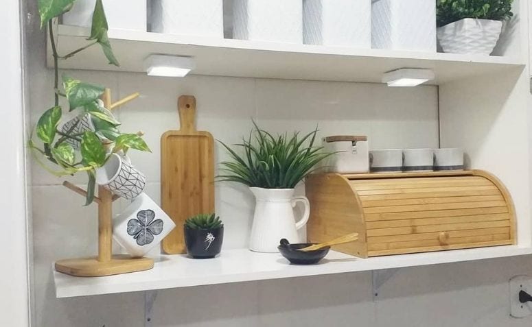 Porta-pão em madeira com design moderno e funcional