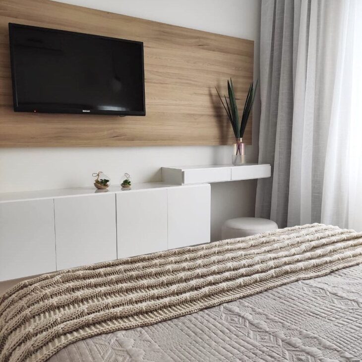 Rack para quarto acomodando itens de decoração.