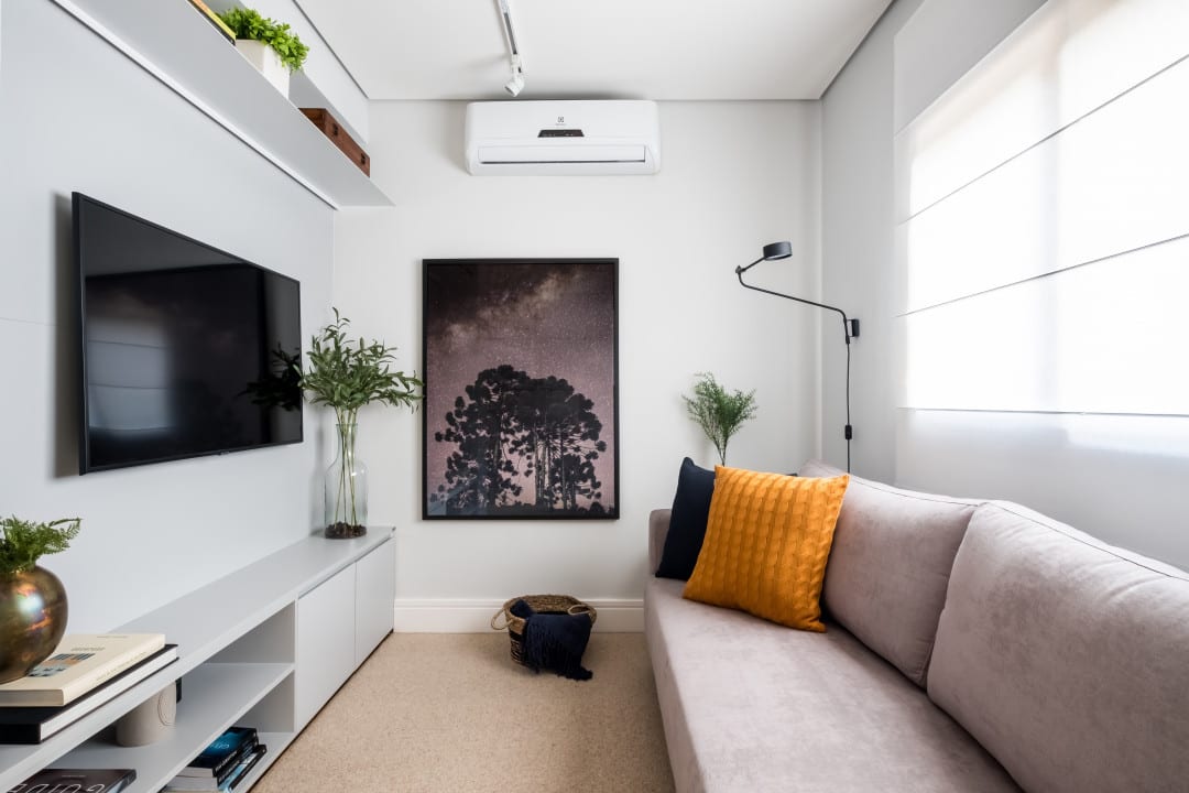 Sala de apartamento pequeno com planejamento cuidadoso.