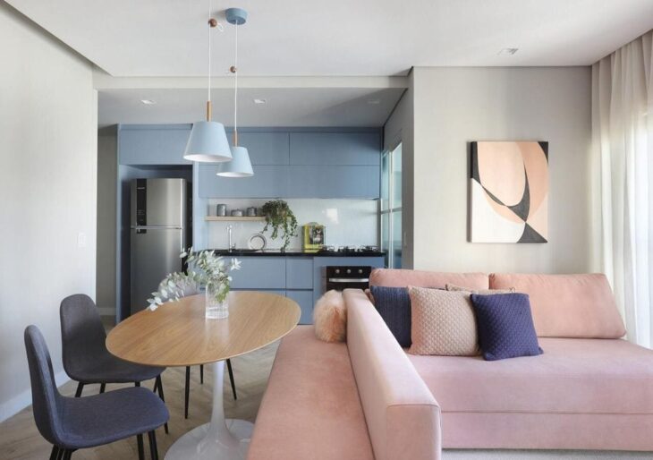 Sala rosa que combina muito bem com o estilo escandinavo.