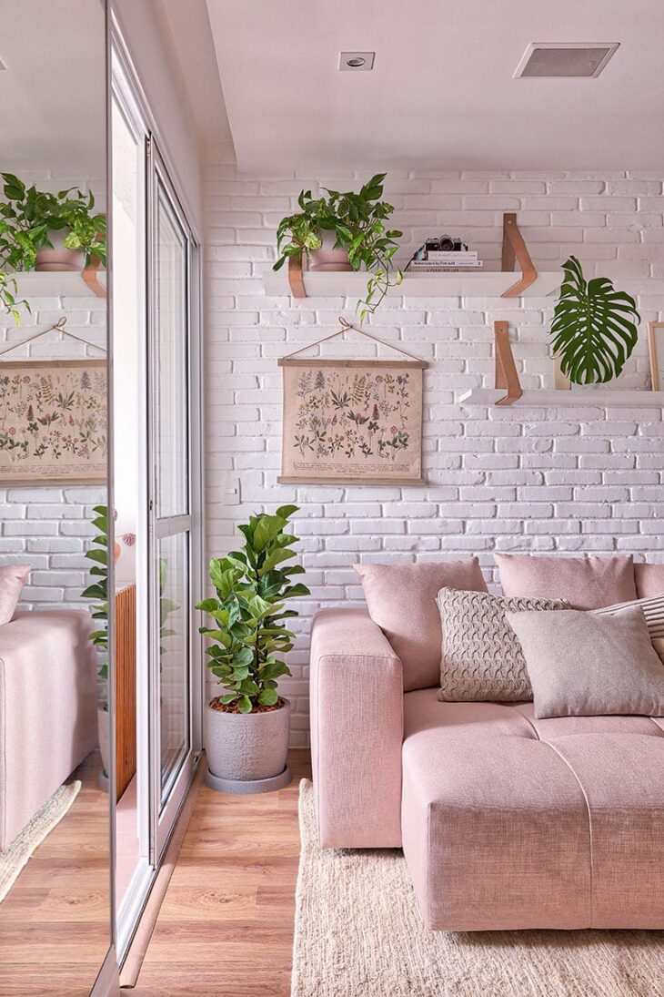 Um espaço despojado com um toque rosa.