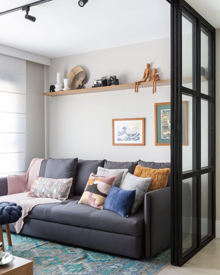 How to Use the Versatile Gray Sofa in Your Decor 5 O sofá cinza é uma tendência nas decorações, queridinho de designers de interiores e arquitetos.