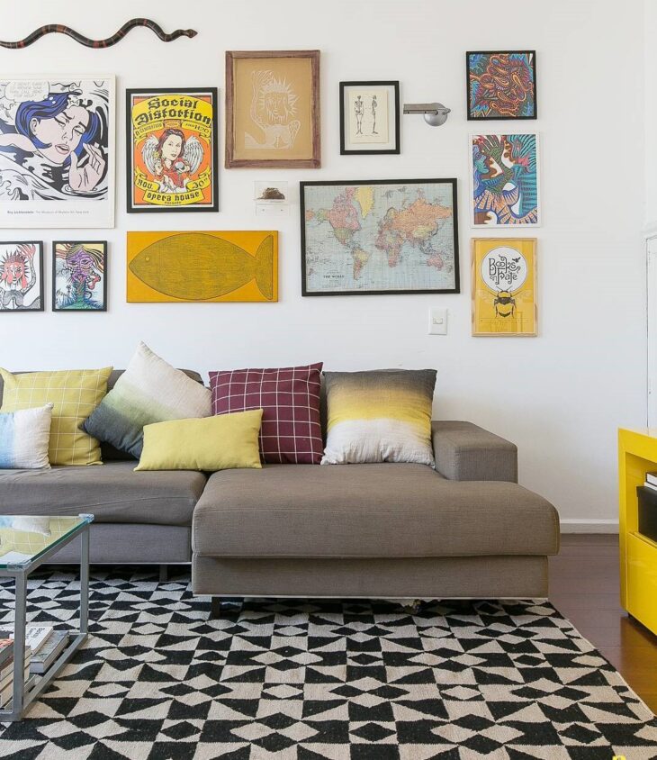 How to Use the Versatile Gray Sofa in Your Decor 9 Misture texturas e estampas com seu sofá cinza.