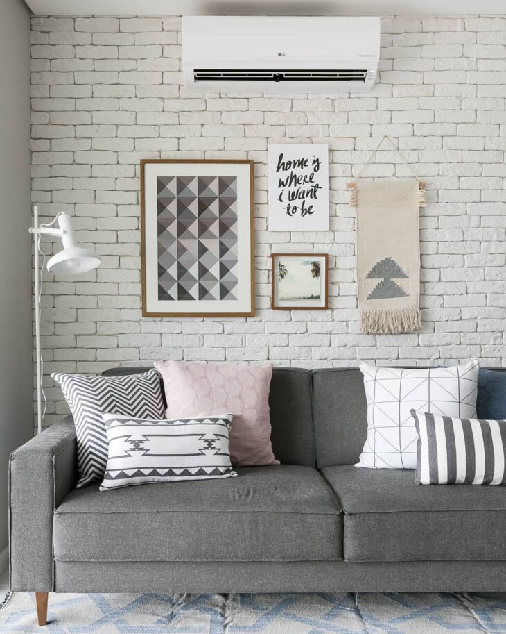 How to Use the Versatile Gray Sofa in Your Decor 2 Use cores vibrantes para evidenciar o cinza.