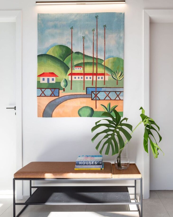 Tapeçaria com desenhos e paisagens.