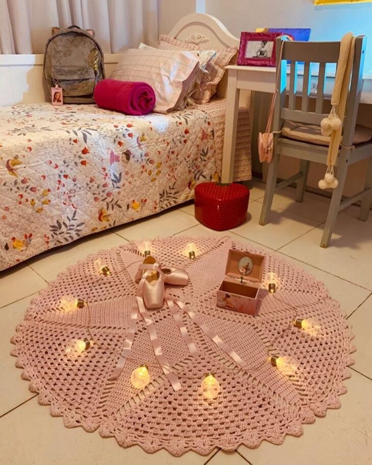 CROCHET RUG FOR BEDROOM: HOW TO DECORATE YOUR SPACE WITH THIS PIECE 5 Foto de tapete de crochê para quarto 2 - 2