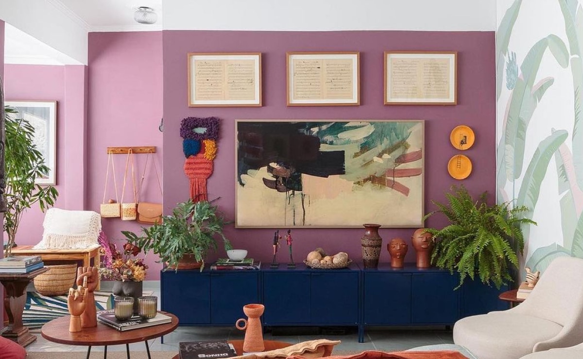 SIX MAIN SHADES OF PURPLE TO ENHANCE YOUR DECORATION 3 Imagem mostra diversos tons de roxo em um ambiente decorado.